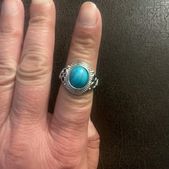 Jt* New! Gorgeous Silvertone with Turquoise Stone Ring - Picture 4 of 4